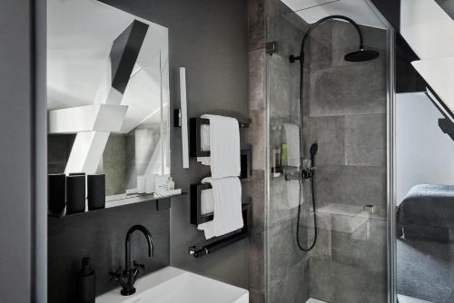 a bathroom with a shower and a sink at Landhaus Flottbek Boutique Hotel in Hamburg