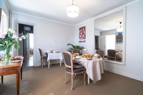 une salle à manger avec une table et des chaises dans l'établissement La Maison de Marc, à Poitiers