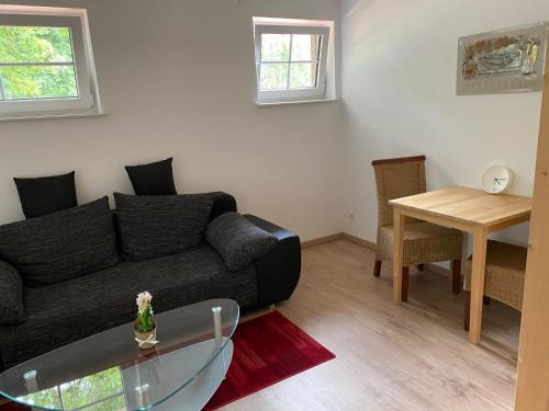 sala de estar con sofá y mesa en Apartment 5 - Gourmetzimmer, en Bestensee