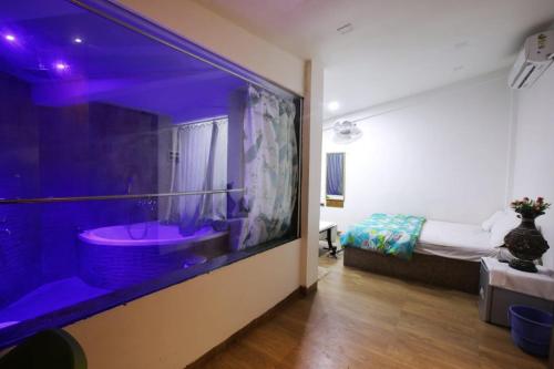 ein Bad mit einem großen Aquarium in einem Zimmer in der Unterkunft 3BHK Mountain View Villa for Groups in Lonavla