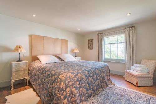Un dormitorio con una cama grande y una ventana en The Beach House at Sandgate by Bloom Stays, en Sandgate