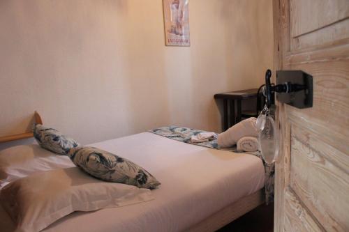 two twin beds in a room with a wall at Les saladelles in Salin-de-Giraud