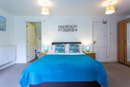 Rúm í herbergi á 5 Bed House 15 min From Manchester! With Free Parking!