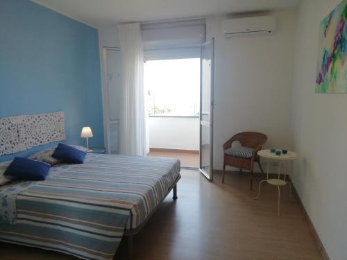 1 dormitorio con 1 cama y puerta corredera de cristal en Riva al Mare Flat, en Sestri Levante