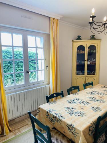 - une chambre avec une table, des chaises et une fenêtre dans l'établissement TUMULUS - Villa 6 pièces, Jardin et Terrasse - S23, à Carnac