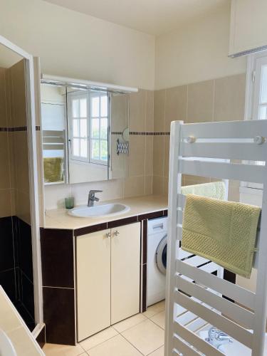 une salle de bain avec un lavabo et un miroir dans l'établissement TUMULUS - Villa 6 pièces, Jardin et Terrasse - S23, à Carnac