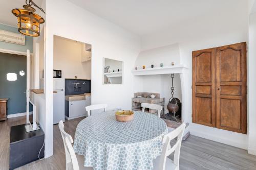 une cuisine et une salle à manger avec une table et des chaises dans l'établissement Le Phare par Dodo-a-Cassis, à Cassis