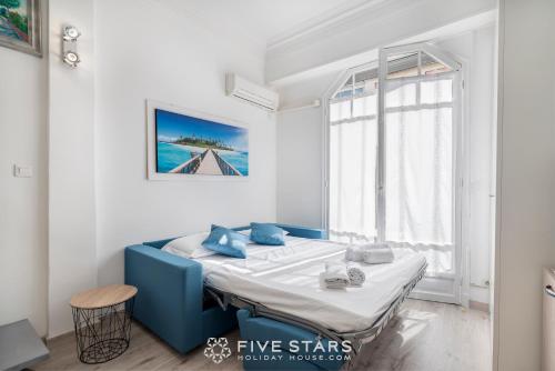 une petite pièce avec un lit et une fenêtre dans l'établissement Studio Imperator Five stars holiday house, à Nice