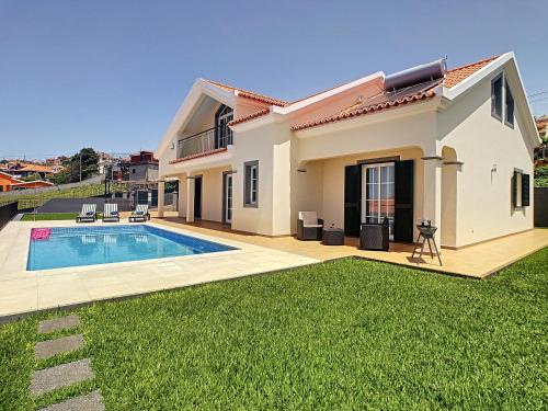 a house with a swimming pool in a yard at Casa Mes Amis by LovelyStay in Relógio do Poiso
