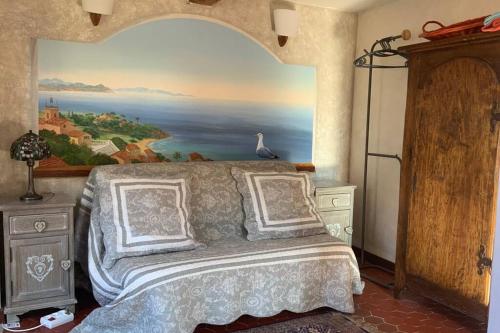 CHARMANT HOME-Azur Charmant في نيس: غرفة نوم بسرير مع لوحة على الحائط