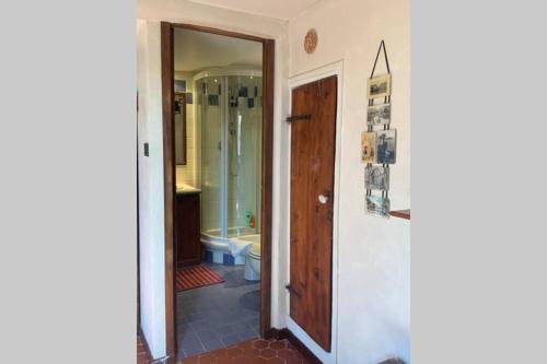 - un couloir avec une salle de bains pourvue de toilettes et d'une porte dans l'établissement CHARMANT HOME-Azur Charmant, à Nice