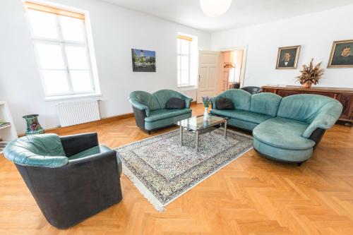 a living room with two couches and a table at Ferienwohnung St. Pölten Rathausplatz in Sankt Pölten