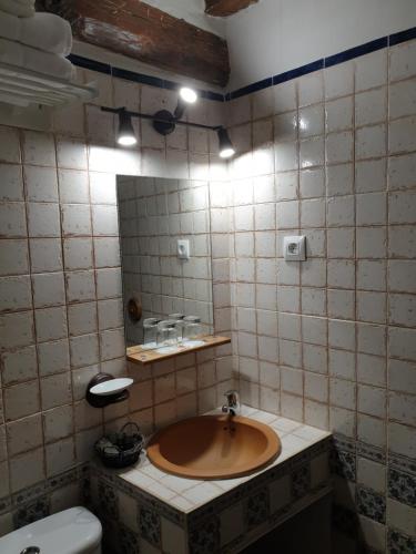 a bathroom with a sink, toilet, and bathtub at Hotel Labranza in San Martín de Valdeiglesias