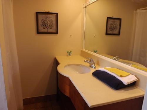 Bilik mandi di Palm Breeze Hotel