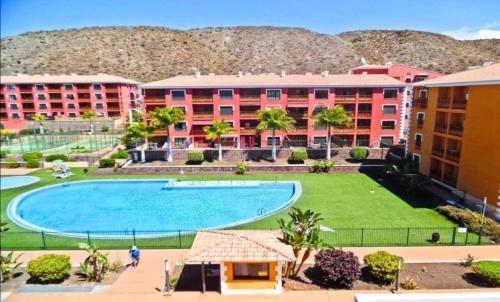 uma vista para um resort com uma grande piscina em Apartamento de lujo en Residencial El Mocan em Palm-mar