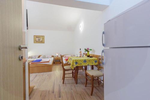 een keuken en eetkamer met een tafel en een koelkast bij Villa Drago in Marina
