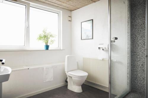 La salle de bains est pourvue de toilettes, d'un lavabo et d'une fenêtre. dans l'établissement Danhostel Rødding Centret, à Rødding