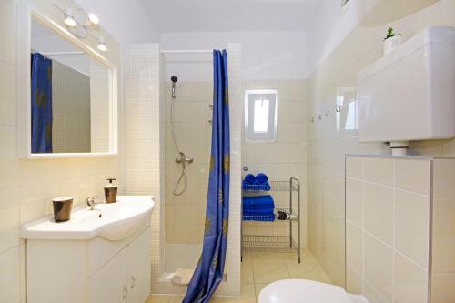 Bilik mandi di Apartments Silva