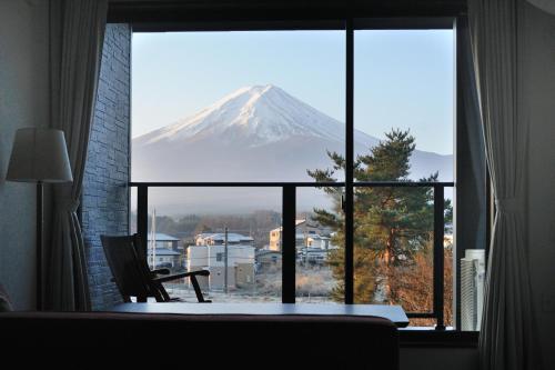 uma vista para uma montanha através de uma janela em KAINOSATO em Fujikawaguchiko