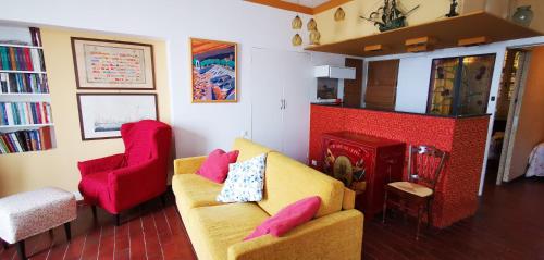 a living room with a couch and two chairs at Due balconcini sul mare in Santa Margherita Ligure