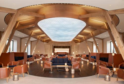 een grote lobby met stoelen en een groot plafond bij Château de Ferrand in Saint-Émilion