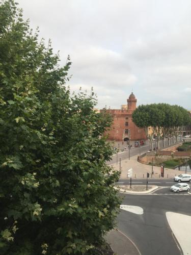 - une vue sur une rue avec un bâtiment en arrière-plan dans l'établissement Centre ville Perpignan - Le Castillet, à Perpignan