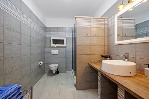 Bilik mandi di Apartments Silva