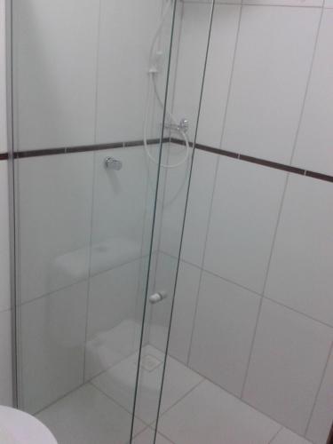 Bilik mandi di Pousada Treze de Março