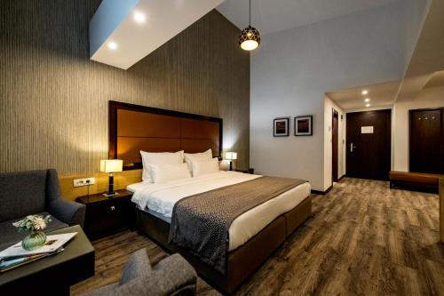 سرير أو أسرّة في غرفة في فندق بلانكا منتجع وسبا