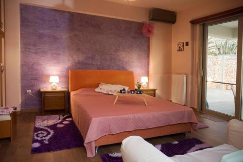 Een bed of bedden in een kamer bij Modern Luxury Villa with Pool, just 5min to sea