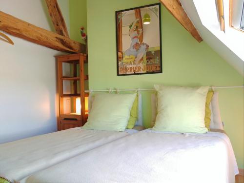 ein Schlafzimmer mit 2 Betten und einem Bild an der Wand in der Unterkunft Doubs Séjour - Chambres et petits déjeuners in Verdun-sur-le-Doubs