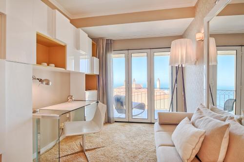 a living room with a couch and a table at Sea Front Family Apartment in Parede