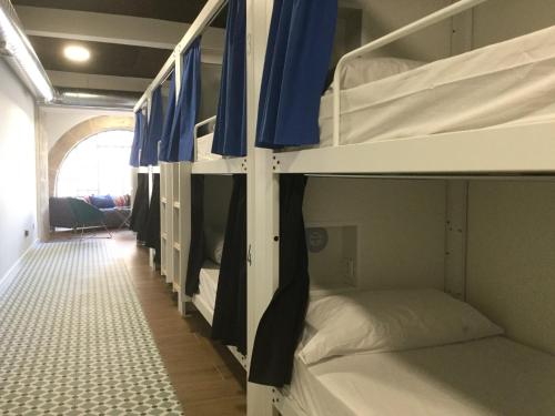 מיטה או מיטות קומותיים בחדר ב-R4Hostel