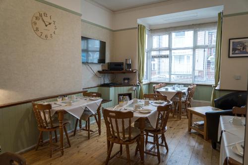 A restaurant or other place to eat at Jedburgh Guest House 
