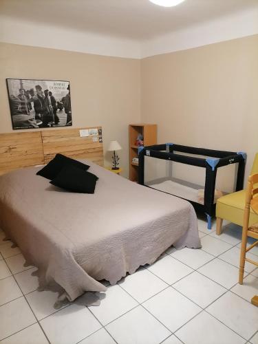 un dormitorio con una cama grande y una silla en Pause à Beaucaire, en Beaucaire
