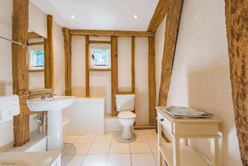 Um banheiro em Great Higham Barn by Bloom Stays