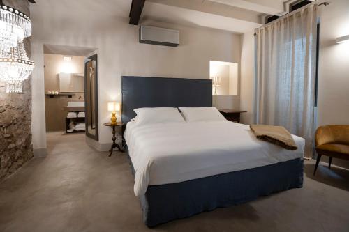 1 dormitorio con 1 cama blanca grande y baño en CasaZavi, en Belluno