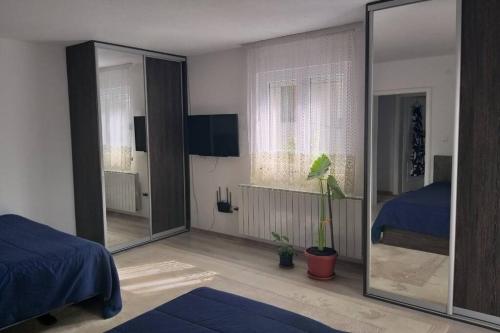Habitación con 1 dormitorio con espejo y 1 cama. en Vila E-N, en Sarajevo