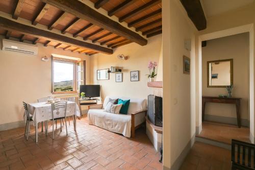 een woonkamer met een bank en een tafel bij Casa Franci in Contignano