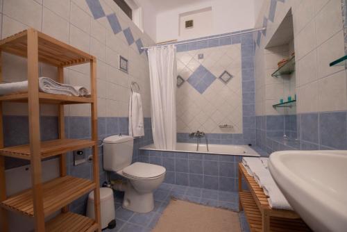 Bathroom sa Poros Home