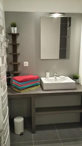 une salle de bain avec un lavabo et un miroir dans l'établissement T2 cabine vue montagne Valnéa Peyragudes, à Germ