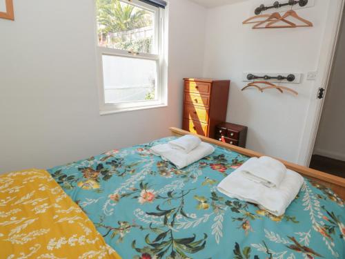 - une chambre avec un lit et 2 serviettes dans l'établissement Spyglass, à Dartmouth