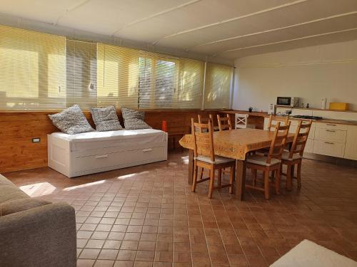 ein Wohnzimmer mit einem Tisch und einem Sofa in der Unterkunft Rifa b&b in Gaeta