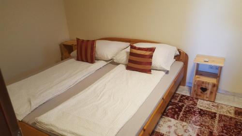Posteľ alebo postele v izbe v ubytovaní Gyöngyvirág Apartman
