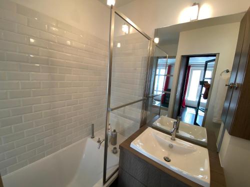 bagno con lavandino, doccia e specchio di Rue du port a La Rochelle