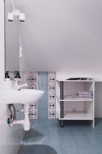 ein Badezimmer mit Waschbecken und Spiegel in der Unterkunft Wellspring in Radom