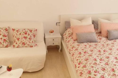 due letti uno accanto all'altro in una camera da letto di Apartamento PEPA. En el corazón del Delta. a Sant Jaume d'Enveja
