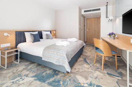 Łóżko lub łóżka w pokoju w obiekcie Maloves Resort & Spa