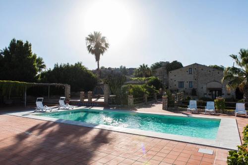 Bazén v ubytovaní Agriturismo Baglio Làuria alebo v jeho blízkosti