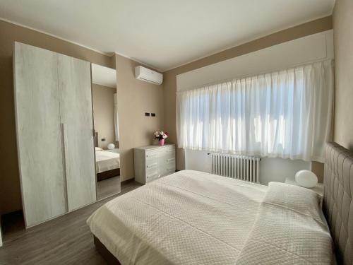 a bedroom with a large bed and a mirror at Appartamento Renzo, Dongo, Lago di Como in Dongo